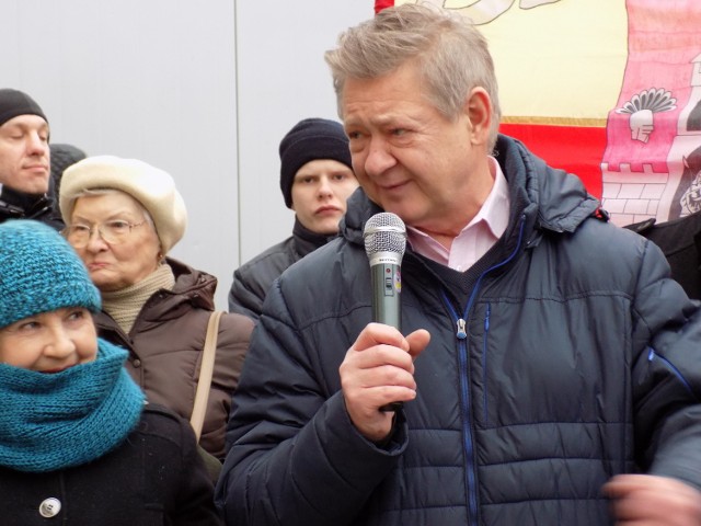 Andrzej Cieślak, szef ginekologii i położnictwa zaznacza, że likwidacje nie została jedynie zawieszona do końca czerwca.Oddziały będą istnieć dalej.