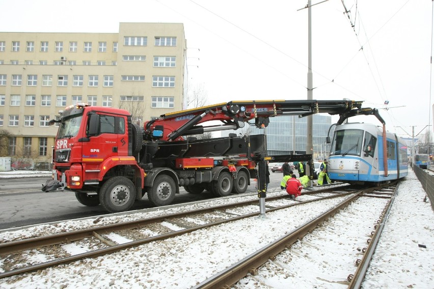 Maszyna europejskiego formatu na wrocławskiej ulicy podczas...