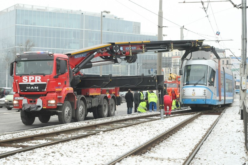 Maszyna europejskiego formatu na wrocławskiej ulicy podczas...