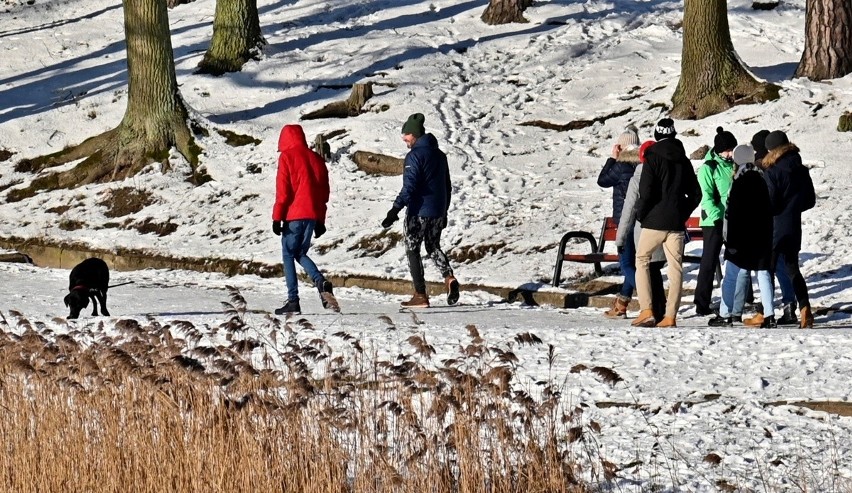 Świąteczna niedziela nad jeziorem Głębokim w Szczecinie.