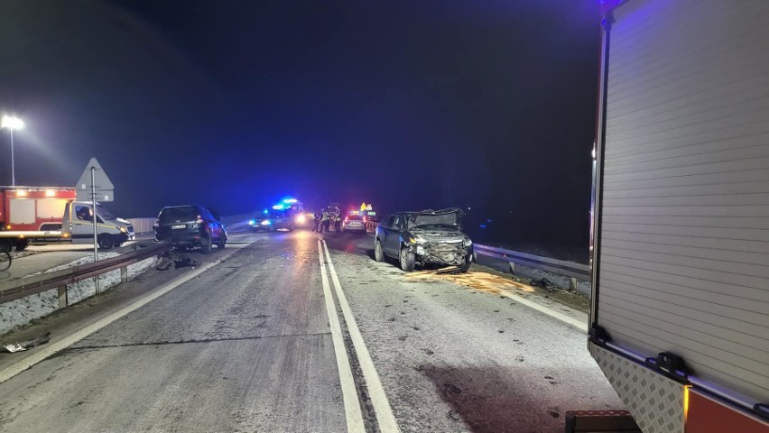 Wypadek w Nowej Dębie na DK9. Ranne dwie osoby [ZDJĘCIA]