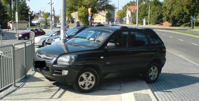 Tak parkują niektórzy kierowcy przy ul. Wrocławskiej.