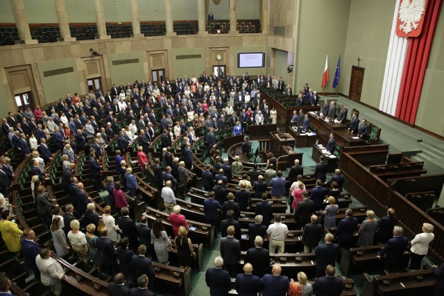 Za nami czteroletnia kadencja Sejmu wybranego w 2015 roku i pięć dni do wyborów. Sprawdziliśmy, jak pracowali posłowie, którzy reprezentowali wrocławski okręg w gmachu przy Wiejskiej w Warszawie.Wiemy już, którzy z naszych 15 reprezentantów pracowali najbardziej intensywnie, a którzy nie specjalnie się przemęczali. W naszym rankingu, przede wszystkim porównaliśmy aktywność na sejmowej mównicy, czyli liczbę wystąpień, a także złożonych interpelacji i zapytań.Oprócz wiedzy wymagały one też „wgryzienia się” w temat lub zaangażowania w prace nad projektem, nad którym akurat debatowano. Oczywiście o pracowitości poselskiej świadczy też udział w głosowaniach czy praca w komisjach, podkomisjach, zespołach parlamentarnych, a także grupach bilateralnych. Jednak jak się przekonaliśmy, aktywność na mównicy zazwyczaj idzie w parze z pracowitością w wymienionych ciałach.  Po prześwietleniu sejmowego dossier naszych wybrańców, okazuje się, że zdecydowanie najbardziej pracowici i bojowo nastawieni byli posłowie opozycji, zwłaszcza Platformy Obywatelskiej-Koalicji Obywatelskiej, a zdecydowanie odstają od nich posłowie rządzącego Prawa i Sprawiedliwości.Ci ostatni za to przeważnie bardziej zdyscyplinowanie uczestniczyli w  głosowaniach. Na kolejny slajdach prezentujemy dorobek od najbardziej aktywnych do tych z najskromniejszym sejmowym dorobkiem