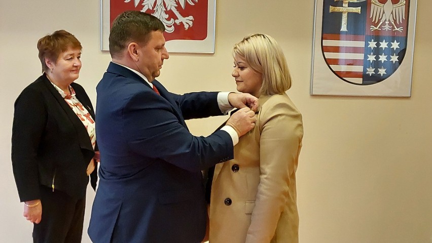 Pracownicy Powiatowego Urzędu Pracy w Ostrowcu Świętokrzyskim nagrodzeni medalami prezydenta Andrzeja Dudy. Zobacz zdjęcia