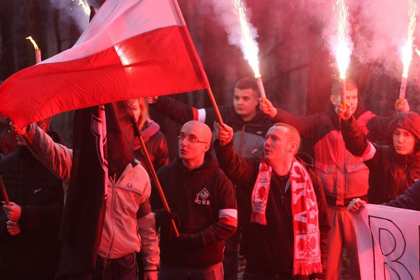 Grupa patriotów z Białogonu przyglądała się uroczystości....