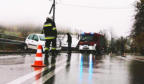 Wypadek w Nowym Rybiu. Dwa auta rozbite w zderzeniu [ZDJĘCIA]