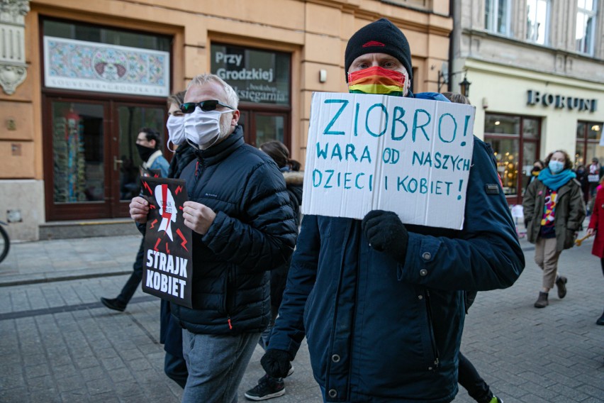 Sobotni protest w ramach spaceru matek z dziećmi i...