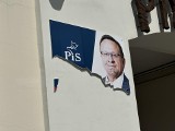 Zniszczona elewacja biura poselskiego Marka Matuszewskiego z PiS