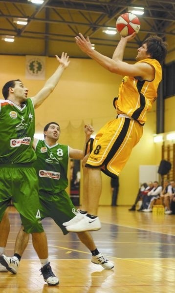Adam Bet (z prawej) nie był w stanie przeciwstawić się skutecznie grającym koszykarzom z Zielonej Góry.