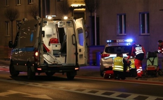 Tragedia w Chorzowie: Mężczyzna zmarł na parkingu przy Biedronce