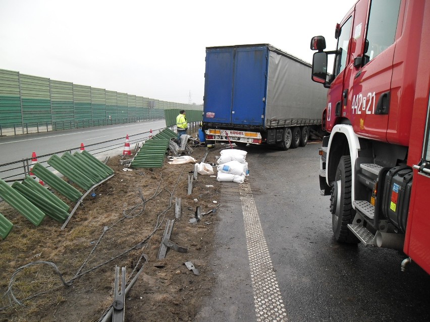 Ciężarówka staranowała barierki na autostradzie