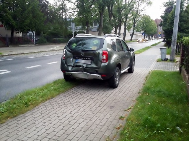 Wczoraj (14.08), po godz. 19., mieszkająca w miejscowości Bierkowo kierująca samochodem osobowym Chevrolet Captiva uderzyła w auto marki Dacia. Z pojazdu poszkodowanego,  trzyosobowa rodzina z miejscowości Bydlino, trafiła do szpitala.