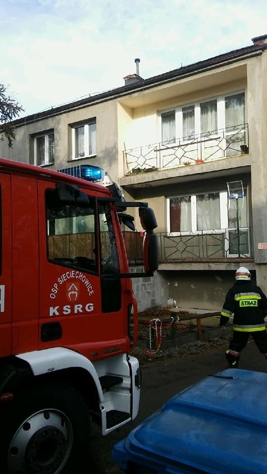 Poskwitów. Pożar w domu nauczyciela. Paliło się mieszkanie samotnej kobiety