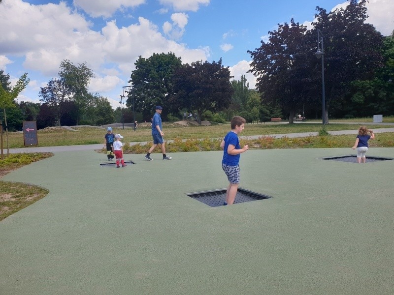 Trampoliny obłożone tartanem - coś także dla dorosłych.