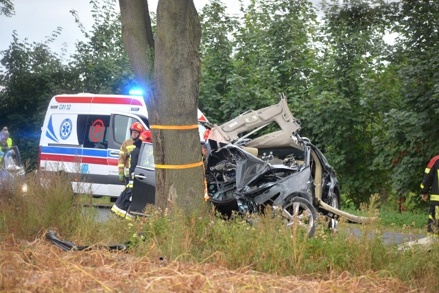 Dramatyczny wypadek w powiecie aleksandrowskim. Samochód osobowy uderzył w drzewo