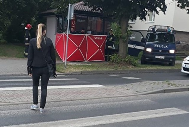 O leżącym na chodniku ciele poinformowali nas Czytelnicy. W czwartek, 17 maja, na ul. Ogrodowej przy kiosku pojawiła się policja i karetki pogotowia ratunkowego. Po chwili leżące na chodniku ciało zostało zasłonięte parawanem straży pożarnej.Co się stało? – Chodnikiem szedł mężczyzna, który zasłabł – mówi podinsp. Małgorzata Barska z zespołu prasowego zielonogórskiej policji. Niestety mimo szybkiej interwencji służb medycznych mężczyzny nie udało się uratować.Kierowca karetki, która dachowała w Warszawie, był pijany. Nie miał prawa jazdyŹródło:TVN24Przeczytaj też:   Morderstwo w czasie imprezy komuninej w Gorzowie. 34-latka podejrzana o dźgnięcie w szyję swojego partnera. Mężczyzna zmarł w szpitalu