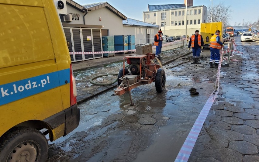 Woda wypływająca z uszkodzonej rury zalała skrzyżowanie, tory i przystanek tramwajowy. ZDJĘCIA