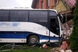 Po koszmarnym wypadku w Brzozie. Jedna osoba w stanie ciężkim, budynek poważnie uszkodzony