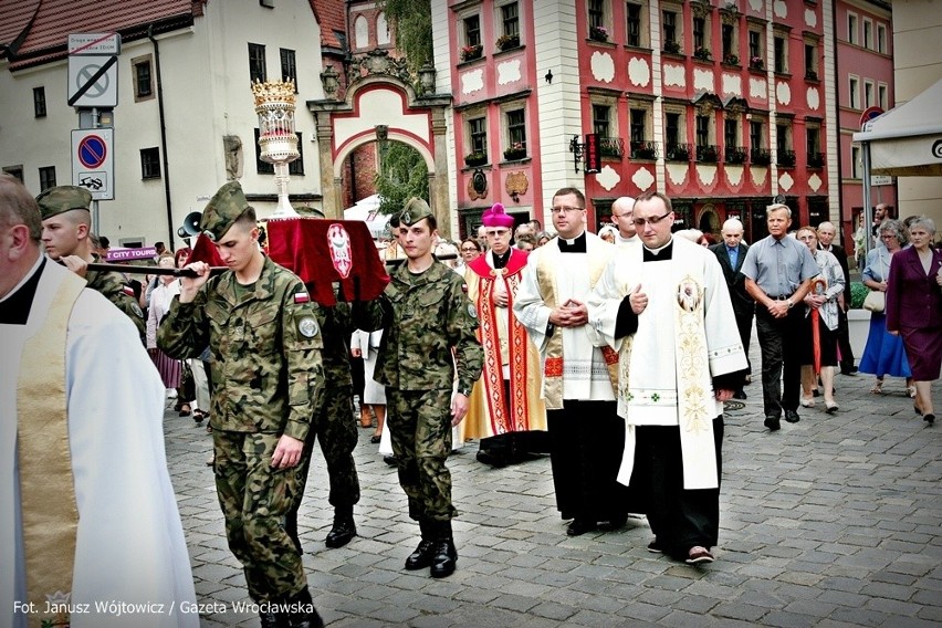 Przez Wrocław przeszła procesja z relikwiami św. Doroty i św. Stanisława (ZDJĘCIA)