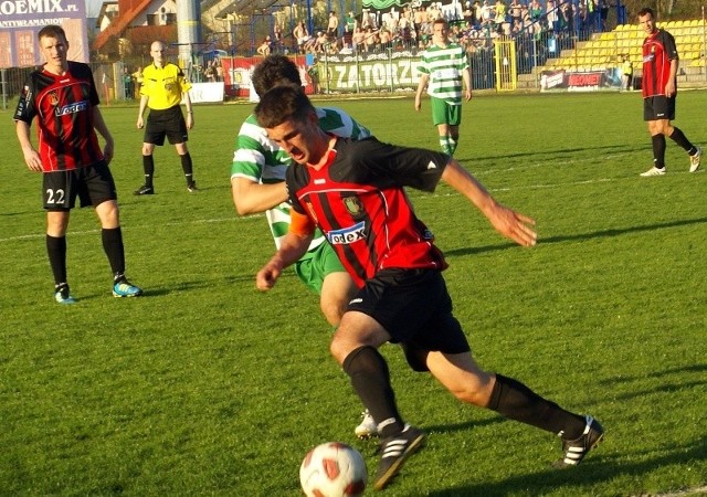 Stal Stalowa Wola (czerwono-czarne stroje) zremisowała w Nowym Dworze Mazowiecki 0-0.