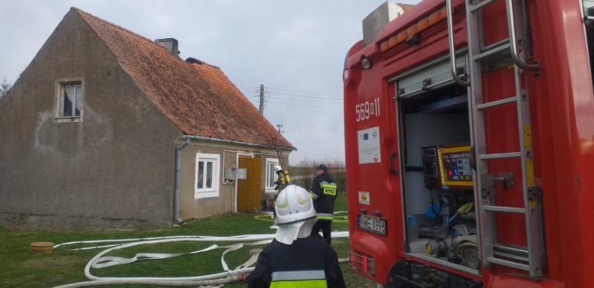 Grądy Węgorzewskie. Pożar domu jednorodzinnego. 20 strażaków ruszyło na pomoc (zdjęcia)