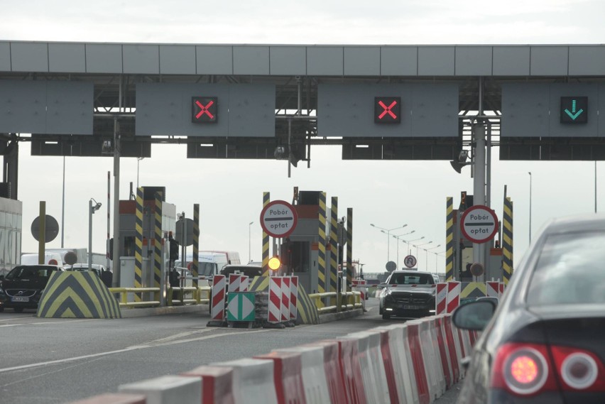 Szlabany przy bramkach na autostradzie A4 w Gliwicach...