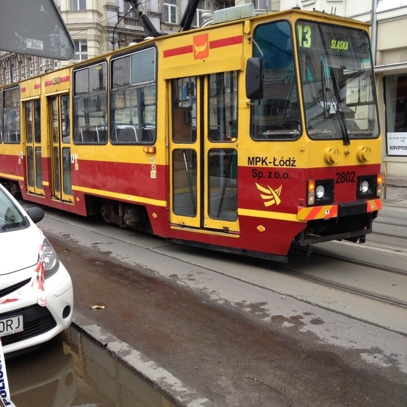 Groźny wypadek w centrum Łodzi! Dwóch mężczyzn wpadło pod tramwaj! Pili piwo? [FILM, zdjęcia]