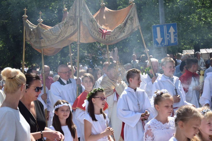 Procesja Bożego Ciała w Zawierciu z bazyliki Apostołów...