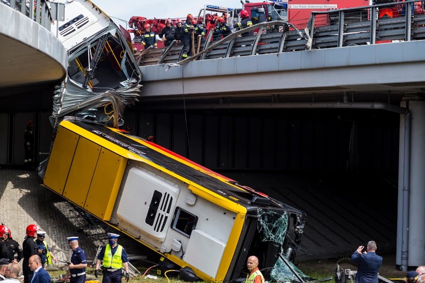 Wypadek w Warszawie. Autobus runął z mostu