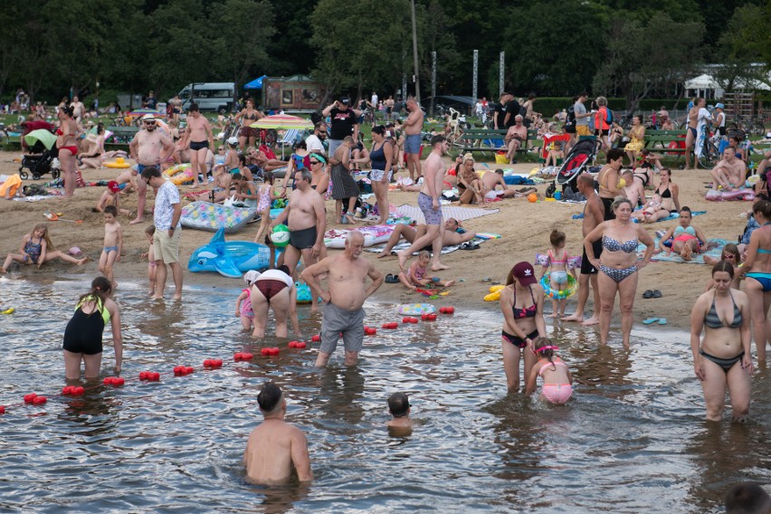 Upalna pogoda sprzyja wypoczynkowi na świeżym powietrzu oraz...