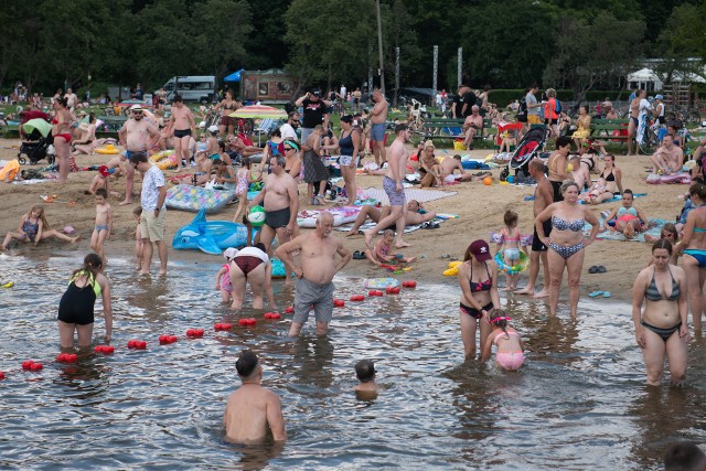 Upalna pogoda sprzyja wypoczynkowi na świeżym powietrzu oraz przyciąga amatorów kąpieli. W niedzielę nad poznańskim jeziorem Rusałka pojawiły się prawdziwe tłumy poznaniaków. Nad Rusałkę wybrał się także nasz fotoreporter.Zobacz zdjęcia ------>