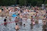 Upał w Poznaniu: Tłumy poznaniaków nad jeziorem Rusałka. Pogoda sprzyja kąpielom i wypoczynkowi - zobacz zdjęcia