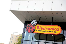 Biedronka rozdaje klientom pieniądze. Wystarczy, że zaniesiesz to do sklepu