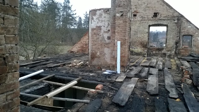 Pożar, który wybuchł na początku marca w kamienicy w Łagowie, zniszczył  mieszkania trzech rodzin. To, co nie spłonęło, zostało zalane wodą podczas akcji gaśniczej. Teraz pogorzelcy skupiają się na odbudowie budynku.Do pomocy włączyli się również mieszkańcy gminy, którzy pomogli m. in. zabezpieczyć dach i cały budynek, czy usunąć pozostałości  po  pożarze.Pożar strawił cały dach. Doszczętnie zniszczył też mieszkania trzech rodzin. - Mieszkanie dostałem w spadku od mojej babci. Trzy lata temu rozpoczęliśmy remont. Byliśmy gotowi do przeprowadzki za miesiąc. Spłonęło wszystko… nie zostało nic - mówi Piotr Wochanka,właściciel jednego z lokali.  Pani Zofia - mama właścicielki kolejnego mieszkania, także nie kryje, że mieszkanie było szykowane do sprzedaży. Zainwestowano w nie mnóstwo pieniędzy... A teraz plany córki legły w gruzach.Wszyscy zabrali się do pracy i mimo  olbrzymich strat starają się pozytywnie patrzeć w przyszłość. Możemy w tym pomóc! Mieszkańcy Łagowa zorganizowali zbiórkę za pośrednictwem strony zrzutka.pl, natomiast gmina uruchomiła specjalne konto, na które można wpłacać datki na rzecz pogorzelców.  Numer: 69 9656 0008 2000 0260 2000 0032.Zobacz także:Tragiczny pożar w Starkowie. W płomieniach zginął mężczyzna. Trwa ustalanie przyczyn tragediiPożar mieszkania na osiedlu PomorskimPOLECAMY: Magazyn Informacyjny "Gazety Lubuskiej"