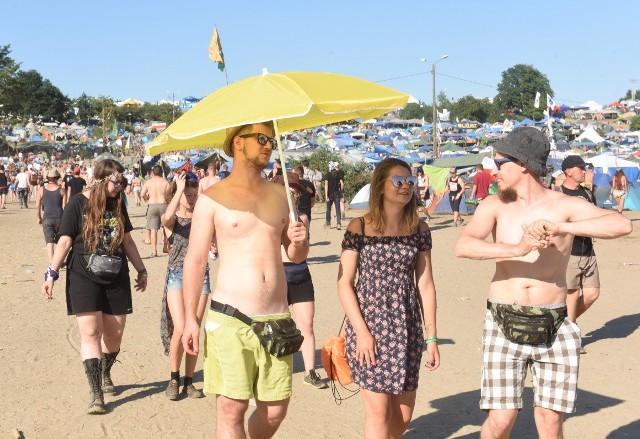 Ufff.. ale gorąco! W Kostrzynie nad Odrą żal leje się z nieba. Nie dość, że z festiwalowych scen płyną gorące rytmy, to jeszcze słońce dodatkowo rozgrzewa ciała uczestników festiwalu. Zobacz na naszych zdjęciach, jak mija drugi dzień Najpiękniejszego Festiwalu Świata.Policja szacuje, że w Kostrzynie nad Odrą bawić się może około 140 tys. osób. Jurek Owsiak twierdzi, że jest to kilkaset tysięcy ludzi. Jedno jest pewne: wszystkim we znaki daje się upał. Okrycie głowy to tu obowiązek, trzeba sięgać po napoje, ale uczestnicy festiwalu nie zapominają o dobrej zabawie. Punktualnie o 15.00 ruszyły koncerty na Dużej Scenie. Od razu zgromadził się przy niej tłum ludzi.Jurek Owsiak zapowiedział, że jeśli będzie taka potrzeba, to festiwalowiczów będą chłodzić wozy strażackie z Niemiec i OSP Żary. Tych odważniejszych chłodzi też "grzybek", z którego woda leje się praktycznie bez przerwy. Ci mniej odważni zaglądają pod krany, żeby choć na chwilę schłodzić sobie twarz, włosy i kark czystą wodą.Zobacz też wideo: szalone kąpiele w festiwalowym błocieWszystkie informacje o PolAndRock Festivalu 2018 (Przystanku Woodstock 2018) w Kostrzynie nad Odrą:  PolAndRock festival (Przystanek Woodstock 2018): koncerty, zdjęcia, filmy, informacje  PolAndRock Festival. Zobacz nasz serwis specjalny: 