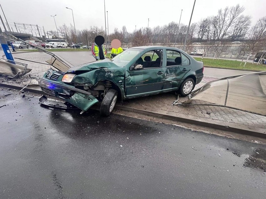 W Krakowie na Powstańców Wielkopolskich osobówka zderzyła się z ciężarówką