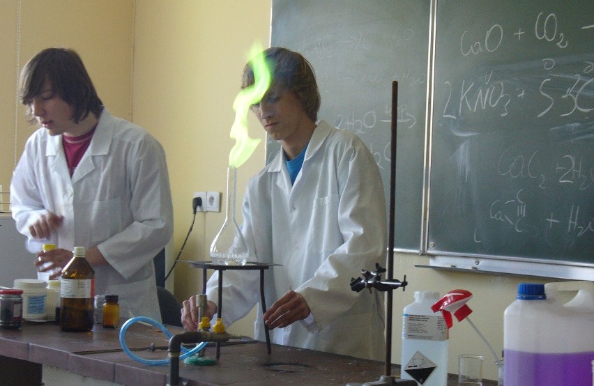 Uczniowie klasy biologiczno-chemicznej biorą udział w...