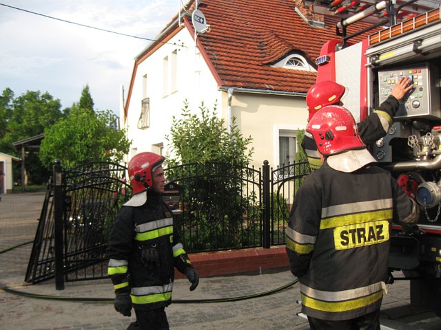 Strażacy szybko i sprawnie zlikwidowali zagrożenie rozprzestrzenienia się pożaru.