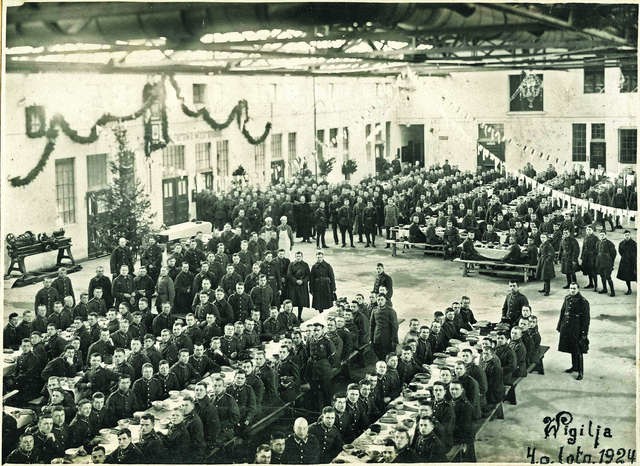 W lotniczym hangarze wigilia żołnierzy 4. Pułku Lotniczego z 1924 roku