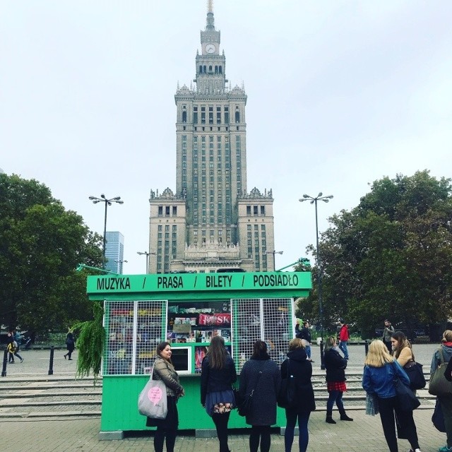 Małomiasteczkowy Kiosk Dawida PodsiadłoKosztuje obecnie 3 700  (aukcja do 31 stycznia)- Mogliście mnie widzieć w nim jak sprzedawałem draże Korsarze pod Pałacem Kultury i Nauki oraz na Małomiasteczkowej Trasie. Teraz możesz go kupić – tak, mam na myśli kiosk. Oczywiście z dostawą, bo wiadomo, że nie damy rady Ci go wysłać. Zwycięzcy aukcji kiosk dostarczę osobiście, i nawet coś w nim sprzedam – mówi Dawid Podsiadło 