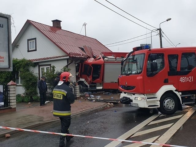 Sokółka. Wóz strażacki wjechał w dom. Cztery osoby ranne (zdjęcia)