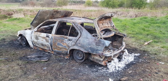 Wrak BMW spalonego w Ostrowie w gminie Chęciny