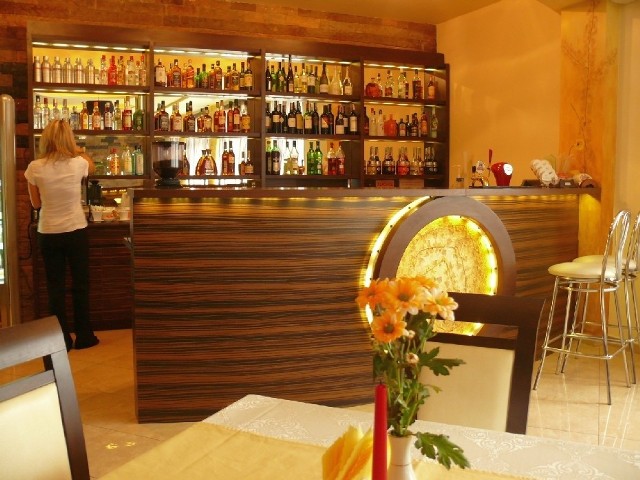 Wnętrze restauracji „De Gusto” z widokiem na bar. Fot. Zdzisław Surowaniec