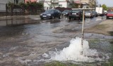 Ulica Pakosz zalana wodą. Awaria hydrantu (zdjęcia)