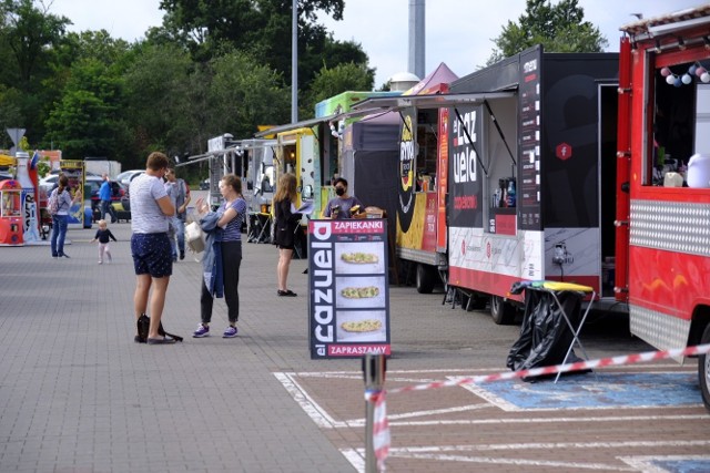 W Toruniu trwa Zlot Foodtrucków. Na parkingu przy CH Nowe Bielawy można spróbować kuchni z różnych stron świata. Stoiska  będą czynne w godz. 12-21 do niedzieli. Zobaczcie zdjęcia!  Polecamy: hGdzie dobrze zjeść w Toruniu i okolicach? Sprawdź!