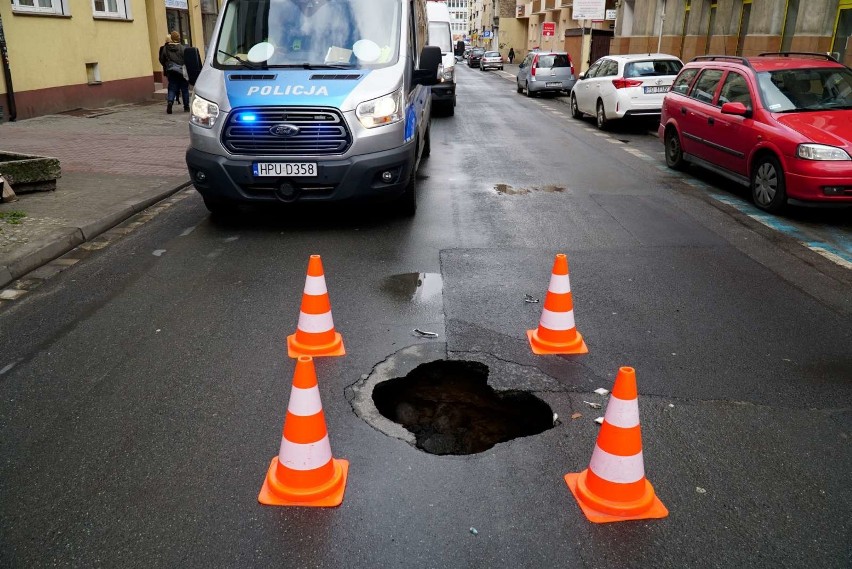 Dziura pojawiła się na środku jezdni na ul. Polnej....