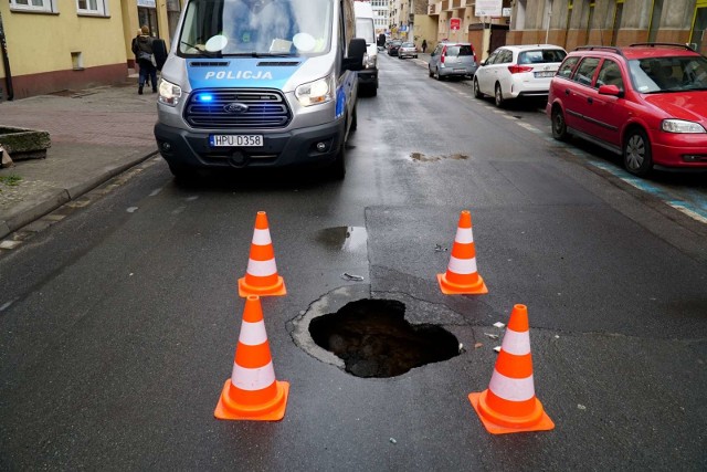 Dziura pojawiła się na środku jezdni na ul. Polnej. Zobacz więcej zdjęć ---->