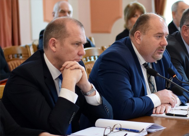 Zastępca burmistrza Jarosławia Dariusz Tracz (nz. z lewej) mówi, że miasto mogło jedynie zapewnić pieniądze na podniesienie zarobków, które wynikało ze wzrostu płacy minimalnej