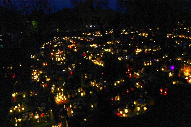 W Dzień Wszystkich Świętych po zmroku chełmiński cmentarz rozświetliły tysiące zniczy