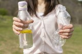 Naukowcy alarmują: plastikowe butelki uwalniają szkodliwe chemikalia. Zobacz, jaka jest najlepsza butelka na wodę. Do wyboru 2 opcje